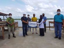 Penyerahan secara simbolis bantuan lapak pasar di Kelurahan Teluk Meranti (foto/ist)