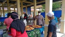 Kapolsek Kerumutan Sosialisasikan Protokol Kesehatan di Pasar Bukit Lembah Subur