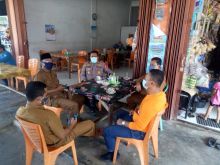 Bahas Penangnan Covid-19, Kapolsek Bandar Sei Kijang Laksanakan Diskusi Saat Coffe Morning Bersama Upika