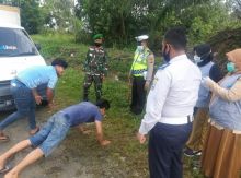 Polsek Bandar Sei Kijang Beri Sanksi Sosial Bagi Pelanggar Protokol Kesehatan
