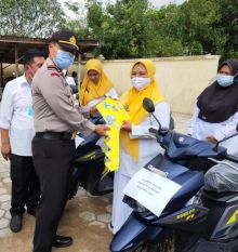 Kapolsek Bunut Hadiri Acara Penyerahan Alat Transportasi Kepada Bidan di Desa se-Kecamatan Bandar Petalangan