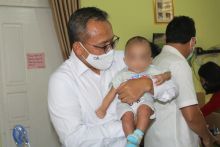 CEO PTPN V Jatmiko K Santosa menggendong seorang bayi yang menghuni BRSMPAK Kota Pekanbaru. Bayi mungil tersebut merupakan salah satu anak yang mendiami BRSMPAK Kota Pekanbaru, tempat anak-anak kurang beruntung untuk tetap mendapatkan pendidikan dan meraih cita-cita di Provinsi Riau (foto/ist)