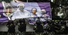 Baliho Habib Rizieq Shihab yang diturunkan pasukan TNI,. Foto: int 