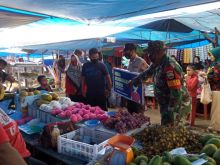 Personil Polsek Teluk Meranti Gencar Lakukan Operasi Yustisi Sambangi Pasar Bersama TNI 