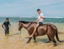 Dimas Ramadhan 'Kembaran' Raffi Ahmad Jatuh Naik Kuda, Netizen: Glowing Kayak Orangnya (foto/int)