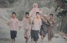 Potret Jadul Santri Tandu Kyai, Netizen: Hormat Murid Pada Guru (foto/int)