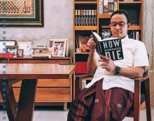 Anies Baswedan Baca Buku Tentang Demokrasi Mati Akibat Pemimpin Otoriter, Netizen: Kode Keras (foto/int)