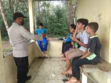 Bhabinkamtibmas Polsek Kerumutan Sambangi Remaja Berikan Himbauan Kamtibmas