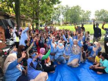 Emak-emak antusias sambut kedatangan Husni Tamrin