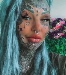 Model Ini Nekat Menutupi 98 Persen Tubuhnya Dengan Tinta dan Kancing, Begini Tampilannya...