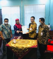 Kadisdukcapil H. Ismail dan Kadisos Hj Martini saat teken MoU