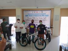 Pemenang lomba Pingpong Championship menerima hadiah dari SKK Migas