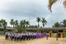 Karyawan PTPN V yang berprofesi sebagai tenaga pendidik di salah satu sekolah dasar swasta lingkungan perkebunan perusahaan. PTPN V menyediakan 800 karyawan sebagai tenaga pendidik di berbagai jenjang sekolah (Foto diambil sebelum pandemi Covid-19)
