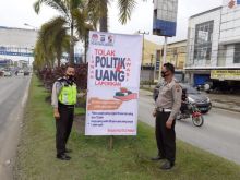 Imbau Larangan Money Politic, Polsek Pangkalan Kerinci Pasang Spanduk