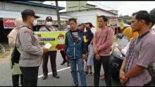Peringati Hari Kesehatan Nasional, Polsek Bunut Bersama Puskesmas Bunut Bagi-bagi Masker
