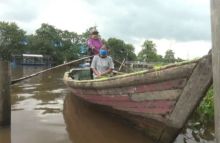Ibu Awo Ojek Sampan Sungai Siak Tetap Bertahan di Tengah Pandemi Covid-19 (foto/ist)