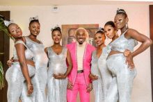 Playboy Nigeria yang Muncul di Sebuah Pesta Pernikahan Dengan Enam Pacarnya yang Sedang Hamil, Jadi Viral di Sosial Media