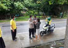 Dampingi Petugas Kesehatan, Kapolsek Bandar Sei Kijang Ikut Bagikan Masker Kepada Warga