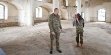  Presiden Azerbaijan Ilham Aliyev dan istrinya mengunjungi Masjid Agdam di Nagorno-Karabakh. Foto: ist 