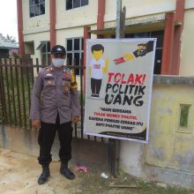 Cegah Politik Uang, Polsek Pangkalan Kerinci Galakkan Pemasangan Spanduk Himbauan