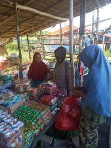 Polsek Teluk Meranti Turunkan Polwan Sosialisasikan Adaptasi Kebiasaan Baru di Pasar