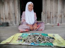 Janda Ini Tetap Bekerja di Usia Senja Demi Sesuap Nasi (foto/int)