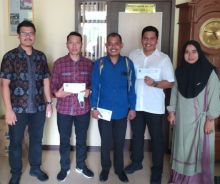 Para dosen FIA Unilak menerima bantuan pendidikan S3. Foto: ist