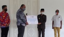 Penyerahan lebih dari 77.000 masker dari SKK Migas - PT CPI kepada Pemprov Riau yang diterima oleh Gubernur Riau Drs. Syamsuar M.Si di Gedung Daerah Riau, Pekanbaru, pada 19 November 2020.