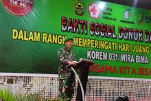 Danrem 031/WB Brigjen TNI M Syech Ismed SE MHan bersama istri saat mengunjugi masyarakat yang tengah melakukan giat donor darah di Hotel Furaya Pekanbaru, Sabtu, 5 Desember 2020.