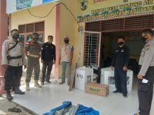 Anggota Polsek Kerumutan Kawal Pendistribusian Surat Suara Kecamatan