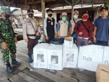 Personil Polsek Teluk Meranti Kawal Logistik Pilkada ke TPS di Desa Teluk Meranti