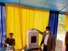 Bupati Harris Mencoblos di TPS 028 (foto/ardi)