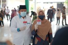 Petahana Siak Alfedri Datang ke TPS Didampingi Istri (foto/lin)