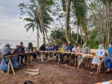 Warga bersama jajaran KLHK di area penanaman mangrove di Muntai Barat, Kabupaten Bengkakis. Foto: int 