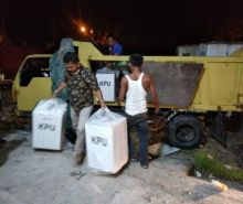 Logistik Pilkada Pelalawan saat proses bongkar muat dari truk usai direkap di Kecamatan Bunut, Jumat (11/12/2020) malam. Foto: Istimewa.