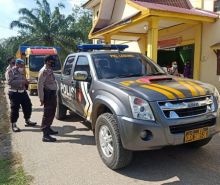 Personel Polsek Pangkalan Lesung saat mengawal surat suara menuju KPU Pelalawan, Jumat (11/12/2020). Foto: Istimewa.