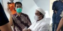 Munarman memperlihatkan hasil swab HRS yang menyatakan bahwa Imam Besar FPI itu negatif terjangkit Covid-19. Foto: int 