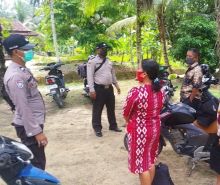 Personel Polsek Kerumutan saat mensosialisasikan protokol kesehatan kepada jemaat gereja di Desa Bukit Lembah Subur, Kabupaten Pelalawan, Minggu (13/12/2020). Foto: Istimewa. 