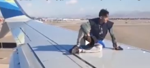 Seorang pria yang tertangkap karema netizen tengah berada di atas sayap pesawat yang akan lepas landas. Aksinya membuat geger Bandara. Foto: int 