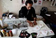 Penjahit Gaza Mencari Nafkah dan Menyebarkan Kegembiraan Dengan Masker Bertema Natal