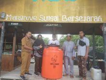 Dosen Unilak, Dr.Afni, menyerahkan bantuan kepada Kelompok Konservasi Laskar Mandiri. Bantuan ini berasal dari BANG PESONA KLHK untuk pengembangan ekowisata mangrove Kayu Ara Permai, di Sungai Apit, Siak.Foto: ist 