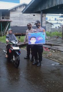 Personel Polsek Kuala Kampar Ingatkan Warga Patuhi Protokol Kesehatan