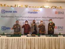 Penandatanganan akta penggabungan 3 bank syariah, yakni BNI Syariah, BRI Syariah dan Bank Mandiri Syariah