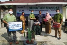 Suasana sunatan massal dengan menerapkan protokol kesehatan di Polindes Sering, Pelalawan (foto/ist) 