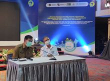 Wakikota Pekanbaru Firdaus bersama Dirut Tirta Siak saat konferensi Pers