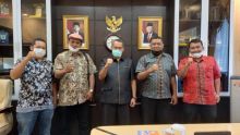 Pengurus DPP dan DPD APPI berfoto bersama Ketua DPRD  Hamdani, S.IP