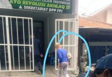 WNA yang diklaim sebagai staf Kedubes Jerman saat mendatangi markas FPI. Foto: ist/detik. 