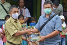 Pimpinan SSD PT Arara Abadi-Sinar Mas Forestry, Deny Widjaya Foto bersama stelah menyerahkan secara simbolis paket Juz Amma dan Buku Tulis Sinar Dunia untuk Anak-anak Sakai dari PT Arara Abadi – APP Sinar Mas kepada Sekretaris Desa Kampung Minas barat