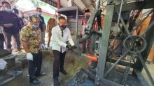 CEO PTPN V Jatmiko K Santosa didampingi Bupati Kampar Catung Sugeng Susanto, mencoba langsung proses menempa besi untuk menjadi alat panen kelapa sawit di IKM Rumbio Jaya Steel, Kampar, Selasa. IKM RJS sendiri mendapatkan dana program kemitraan PTPN V  senilai Rp 600 juta dari total Rp 2,6 miliar ya