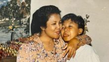 Foto jadul Ari Lasso dan sang mama yang diunggahnya di akuan Instagram. Foto: int/temp. 